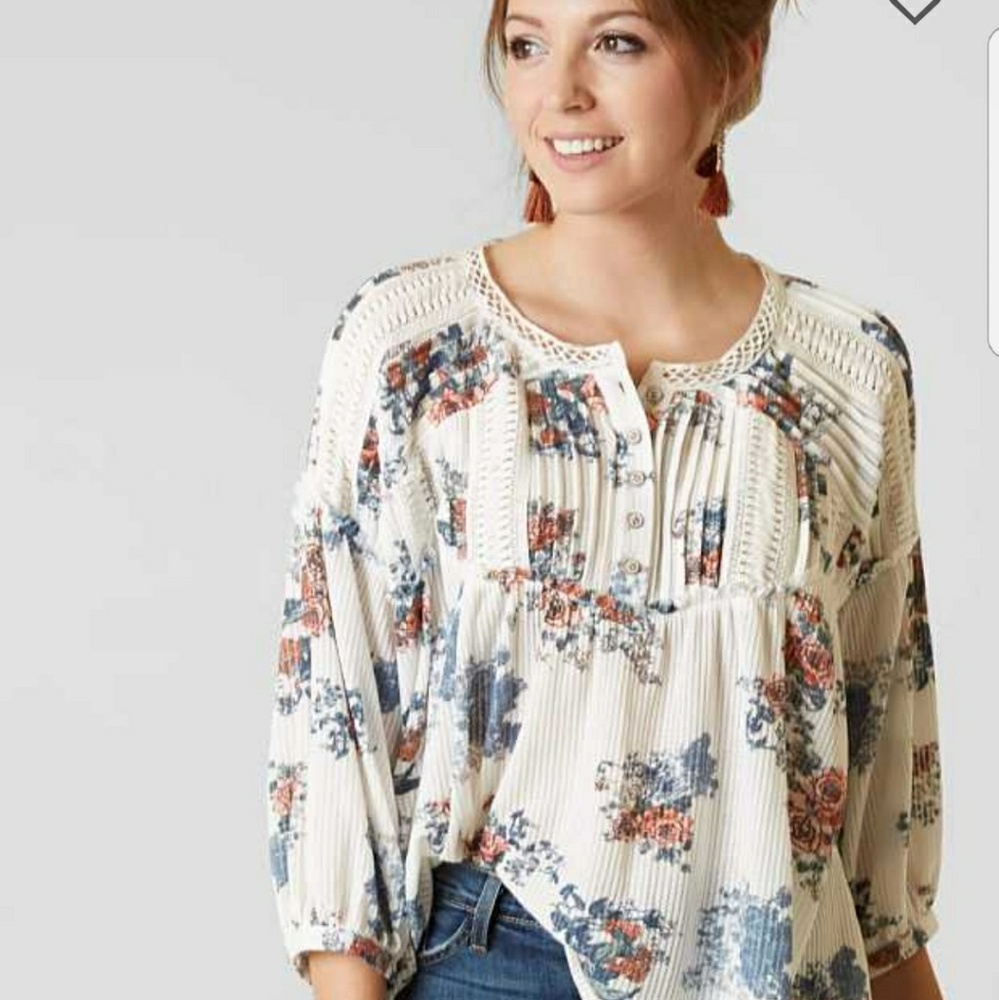 TRADE NWT Gimmicks by BKE Floral Top